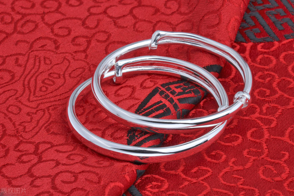 戴银手镯到底能不能吸收身体毒素,身体有问题银手镯会变黑吗