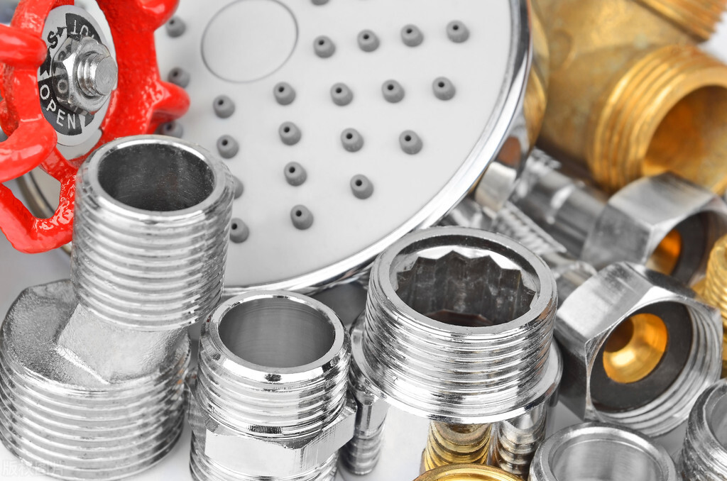 淋浴喷头漏水的处理方法,维修小技巧淋浴喷头漏水