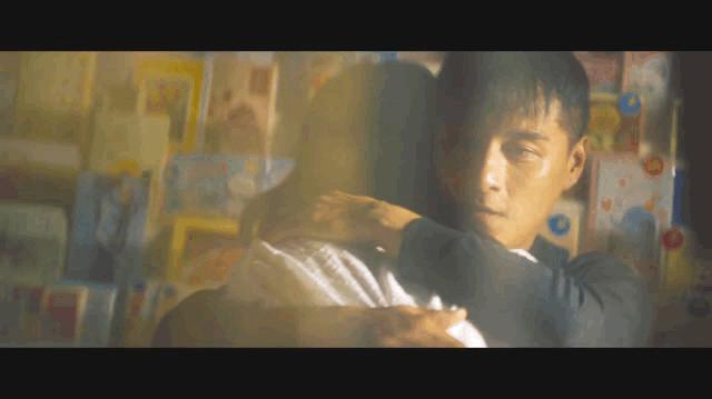 弑亲、卖肉、*拍偷**，尺度爆表，如此生猛的华语片，惊到我了