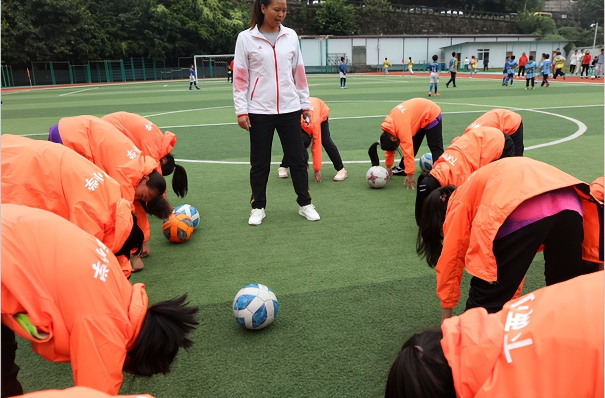 绿茵赛场团体较量势如虹,绿茵场的交流