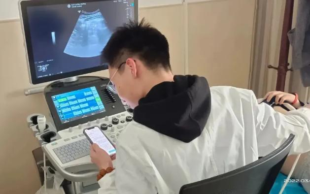 医学生上课意外发现的惊喜原视频,医学生上百度问医生作业