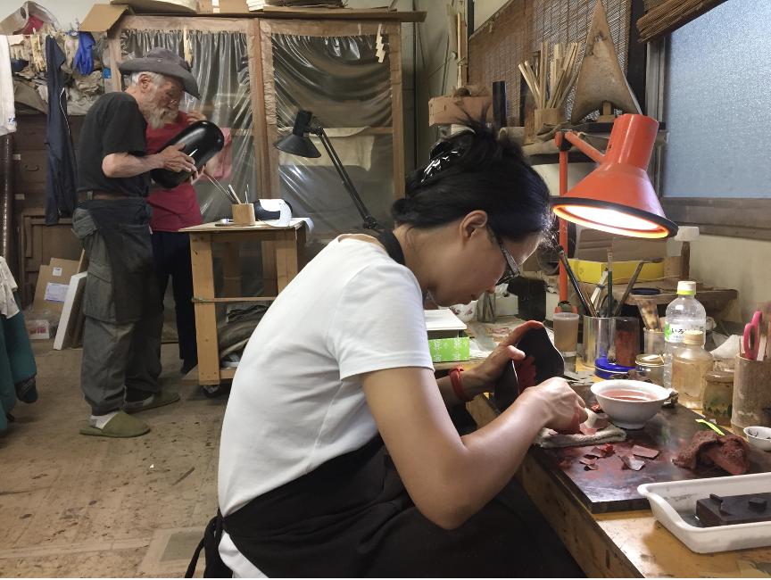 她一件作品卖几十万，如今隐于市，徒弟成景德镇红人