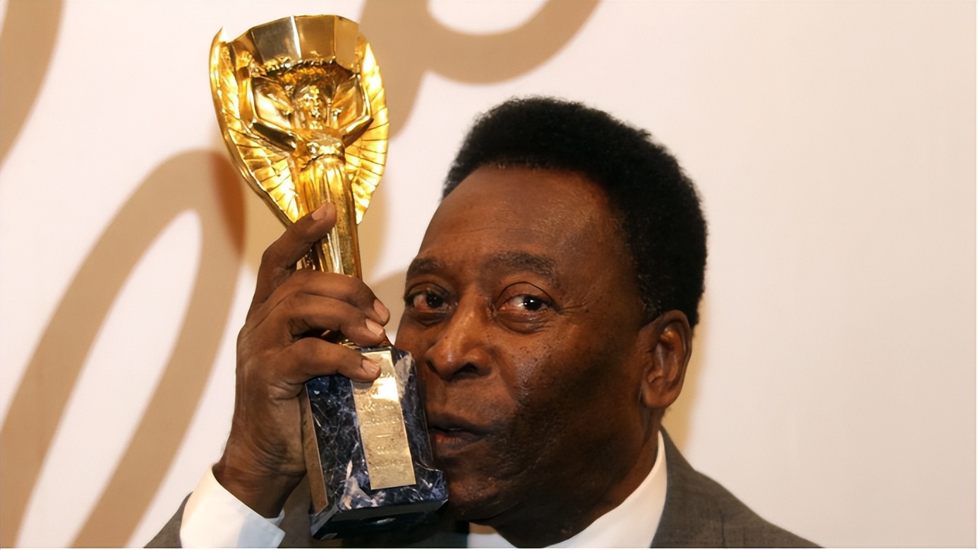 梅西的大力神杯还需要还回去吗,梅西捧回去的大力神杯是复制品吗