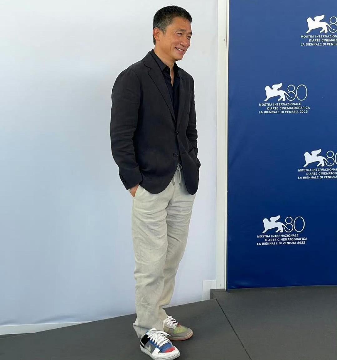 刘嘉玲与梁朝伟恩爱合照穿小香风,刘嘉玲梁朝伟红毯动图