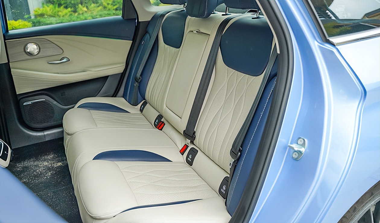 不负新时代,比亚迪宋plusdmi和奇瑞艾瑞泽8