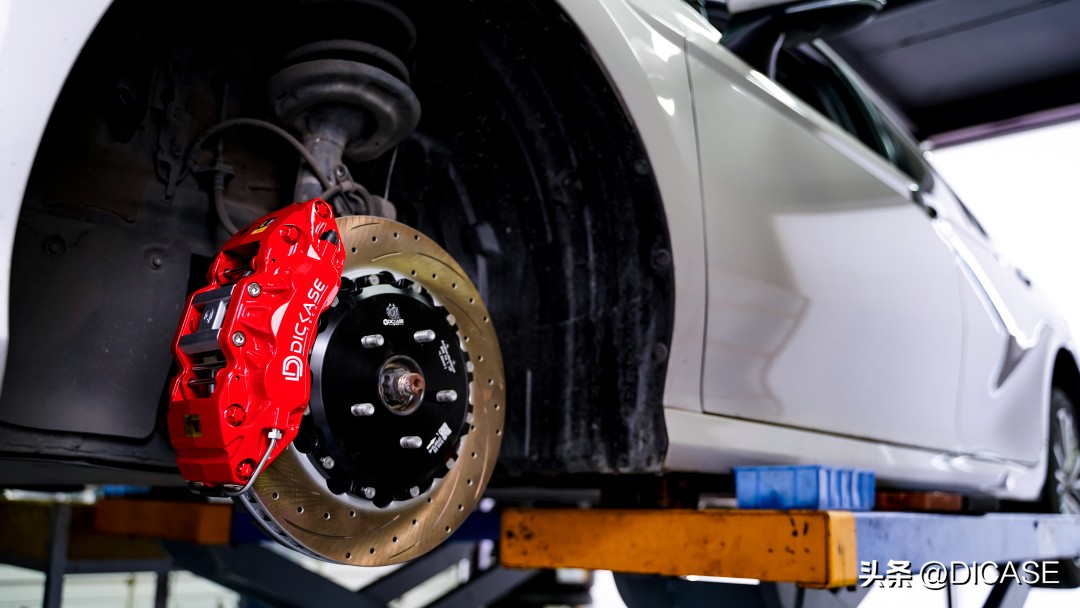6代凯美瑞改装卡钳案例,迪卡司换刹车片