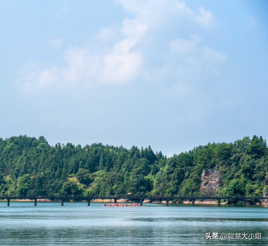 一场烟花登顶热搜！满城美食火成顶流，这座夏日小城太宝藏了！