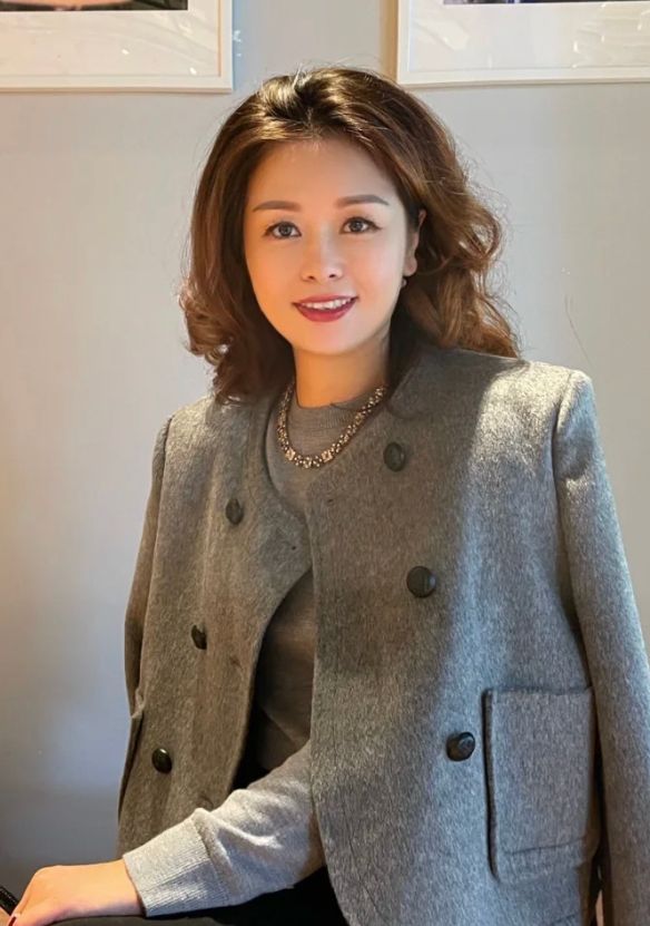 大妈拍照花式姿势丝巾背影,大妈们在海边跳舞拍照举着丝巾