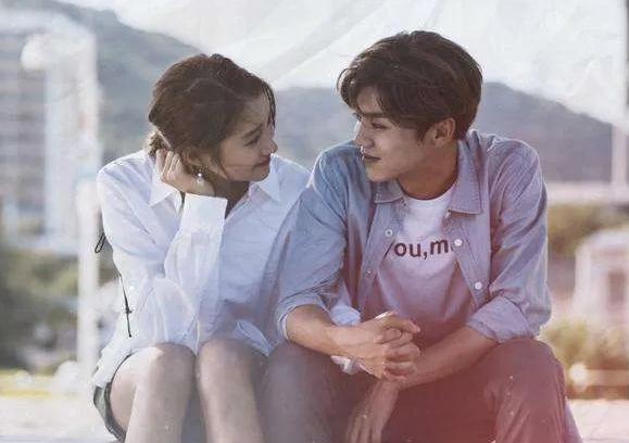 鹿晗关晓彤自交往以来备受争议,鹿晗关晓彤公开恋情前的回顾