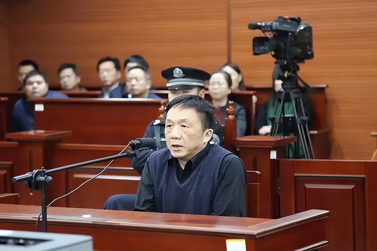 他曾任湖南环保副厅长，带着全家搞腐败，*养包***妇情**却被“仙人跳”