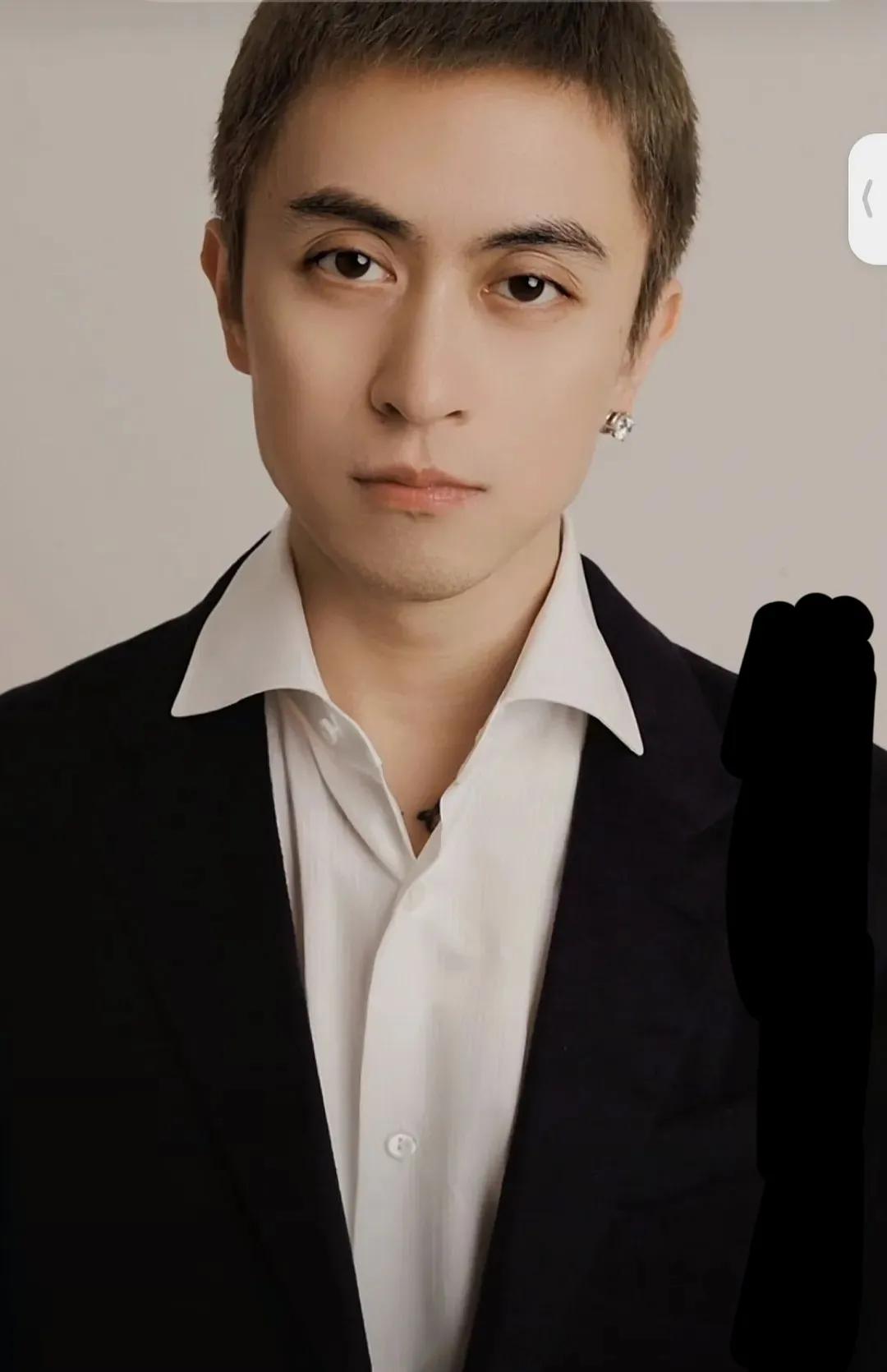 亿万资产女富豪，逼婚秦奋的美女网红，靠在直播间骂人走红后退网