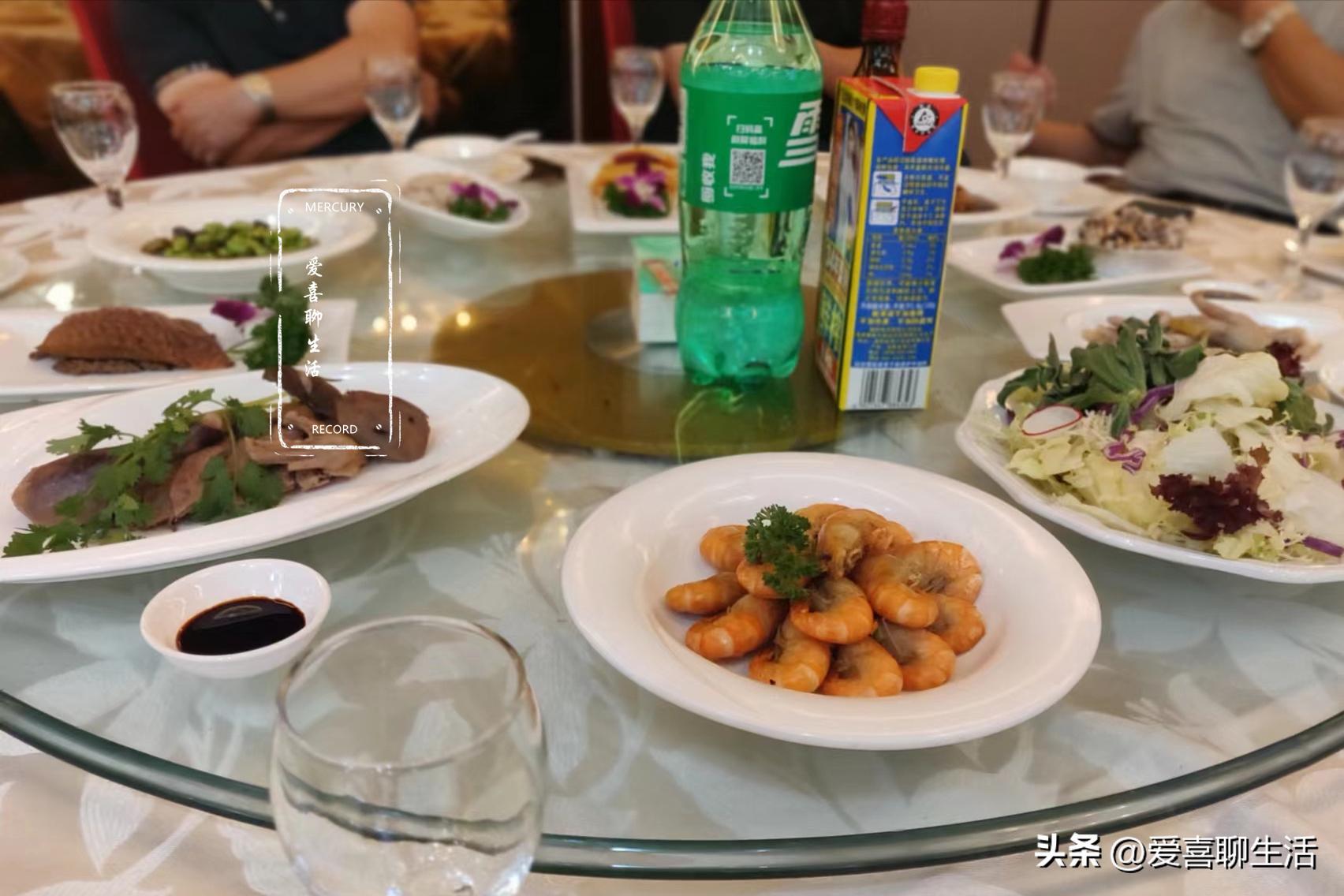 国庆喝喜酒，随礼860真值，38道大餐晒圈火了，网友：能过来吃吗