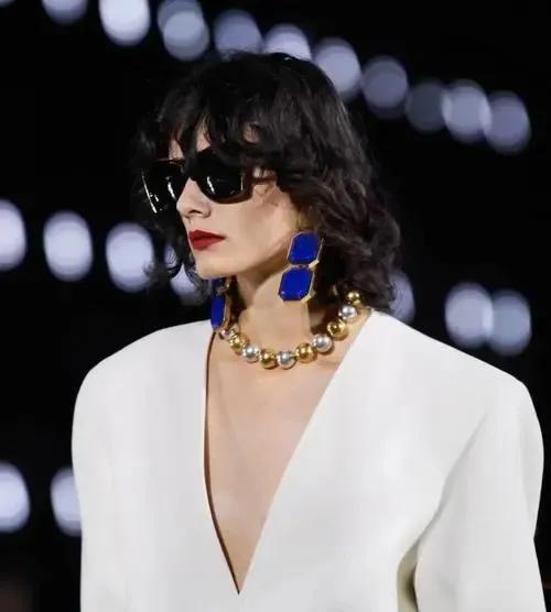 2022流行秋季女装新款穿搭高级,2023年冬季女装流行趋势与流行色