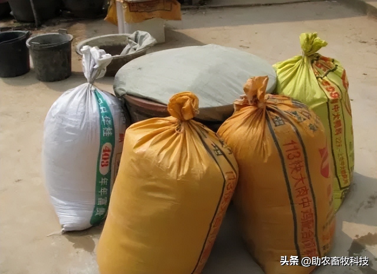 养猪吃饲料和发酵饲料哪种更好,怎样制作养猪发酵饲料