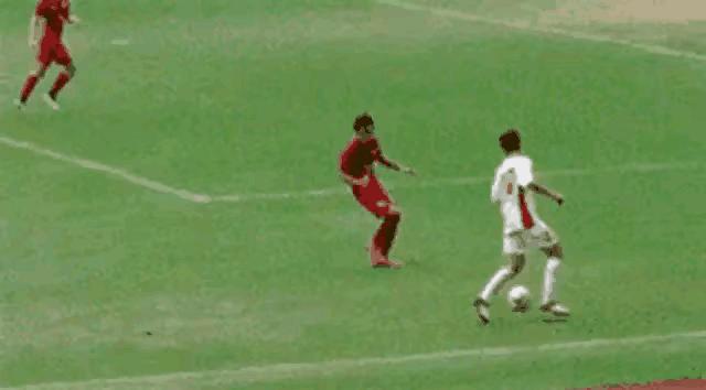 日本球员英超绝杀球映射中日足球发展两个极端，中国男足继续折腾