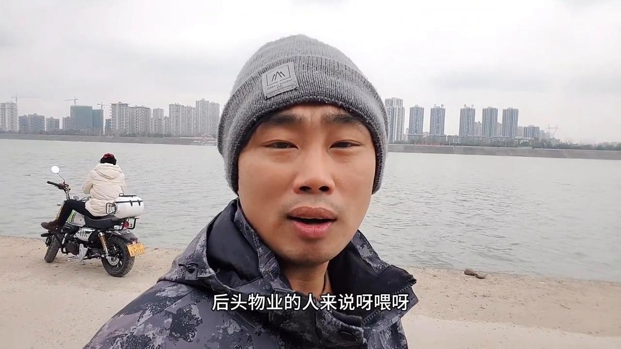 被关在电梯里有信号吗,电梯超载没有提示