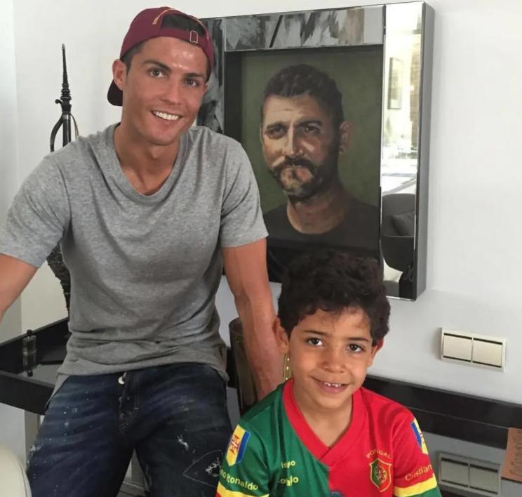 c罗12岁的时候,c罗12岁才踢球吗