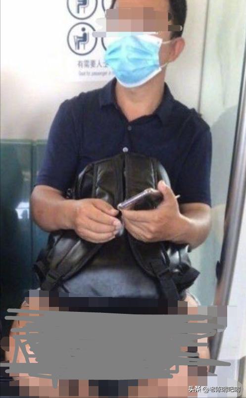 男子在公共场所裸露*体下**,强行让邻桌女性观看,三名女性被吓跑