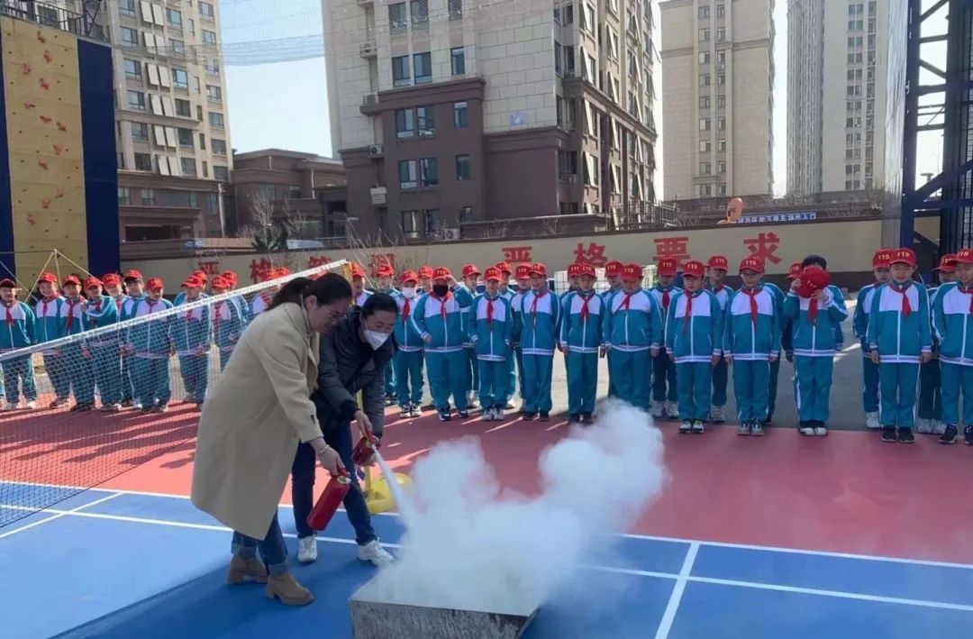 消防安全伴你童行知识小课堂,安全童行消防演练