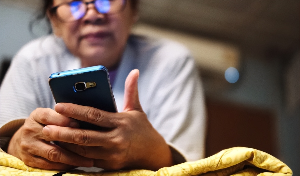 女儿买房我补贴四十万，想买一部新手机，女儿把女婿换下来的给我