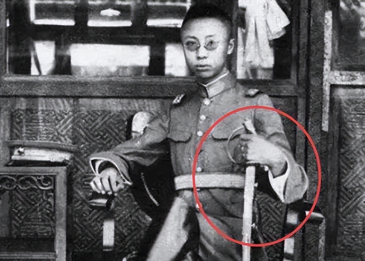 老汉宝刀卖500万专家指责现场,老人500万卖宝刀专家指责