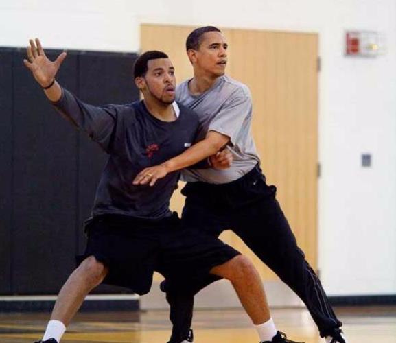 奥巴马和篮球运动员的全部视频,奥巴马最喜欢的篮球巨星