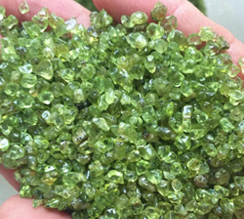 移居十年，捡到600多块河橄榄石，专家建议上交