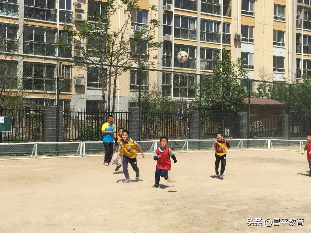 班级球赛氛围,学生教室足球世界杯