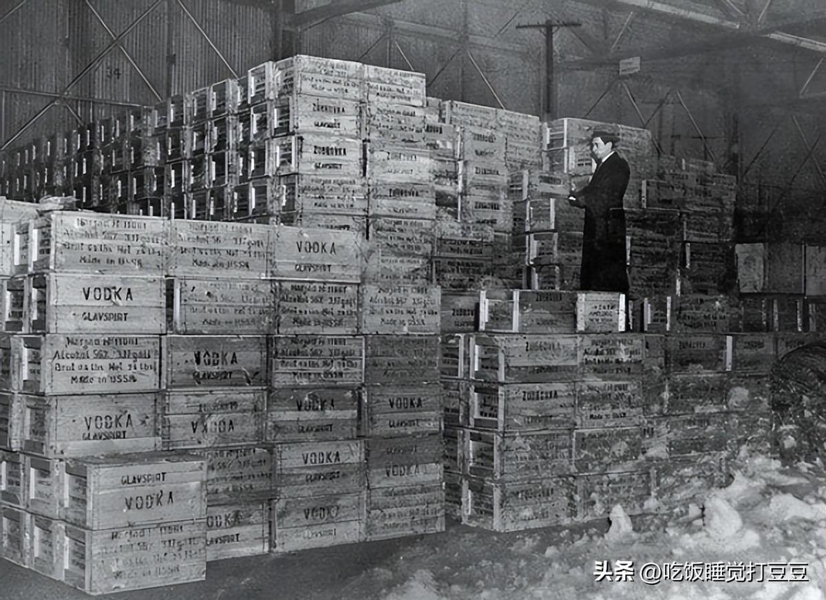 日军当着国军的面杀俘虏,日军侵华兽行