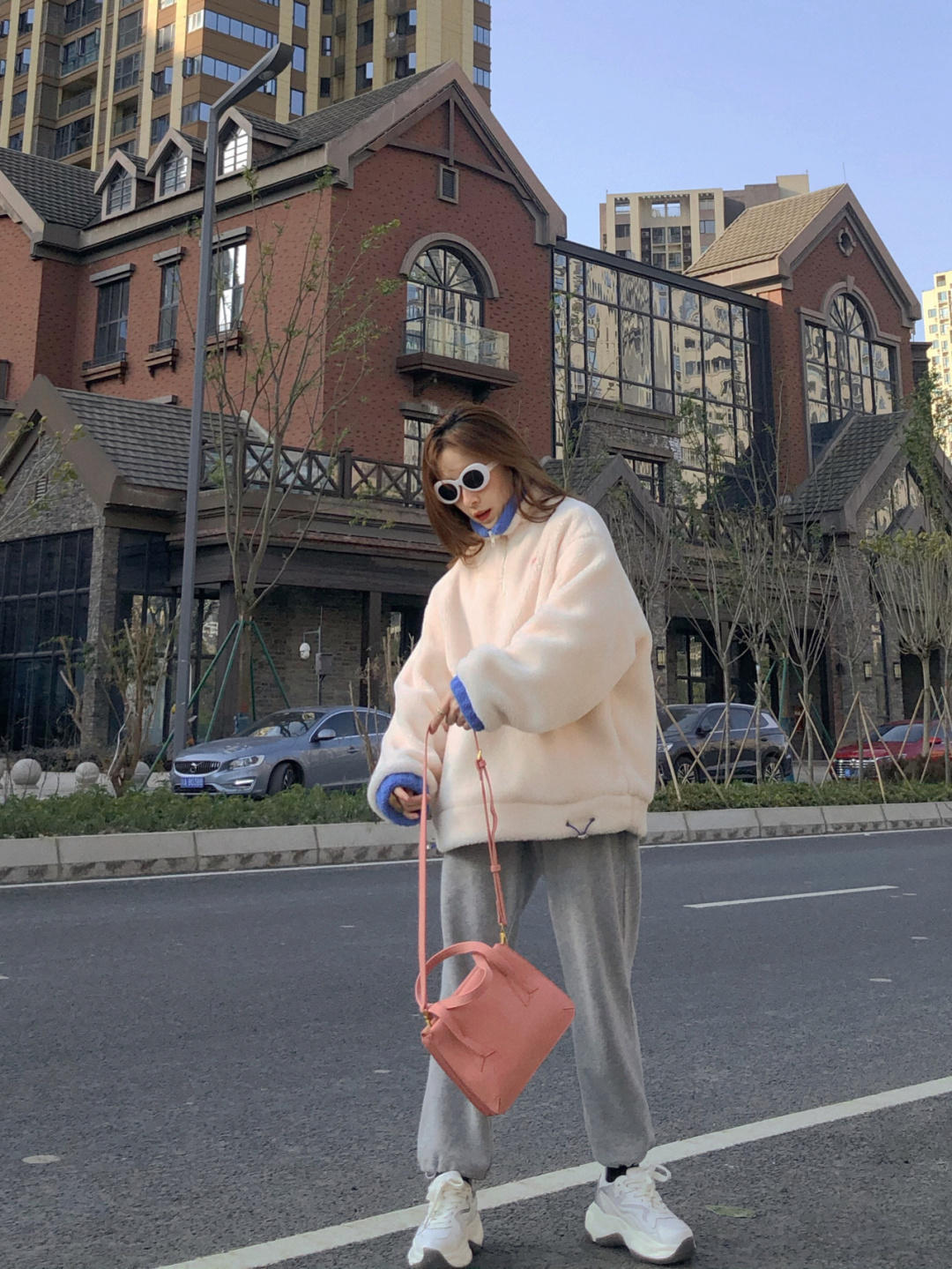 羊羔绒宽松慵懒风高级感卫衣,慵懒风羊羔绒卫衣怎么搭配才好看