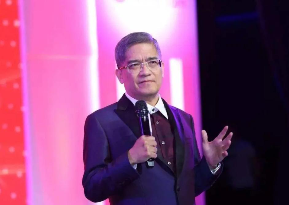 *咸平郎**：*养包**小31岁空姐，联合妻子夺回两套房，还要900万赔偿