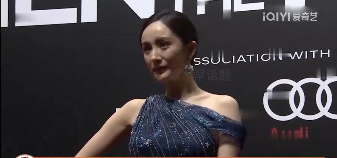 泫雅现场黑色吊带裙,女明星泫雅穿着蝴蝶吊带裙