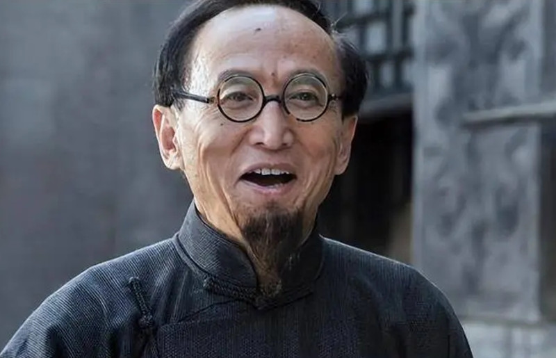 抗战时，一游击队员路遇伪军，身旁小贩埋怨道：你把我的猪放跑了