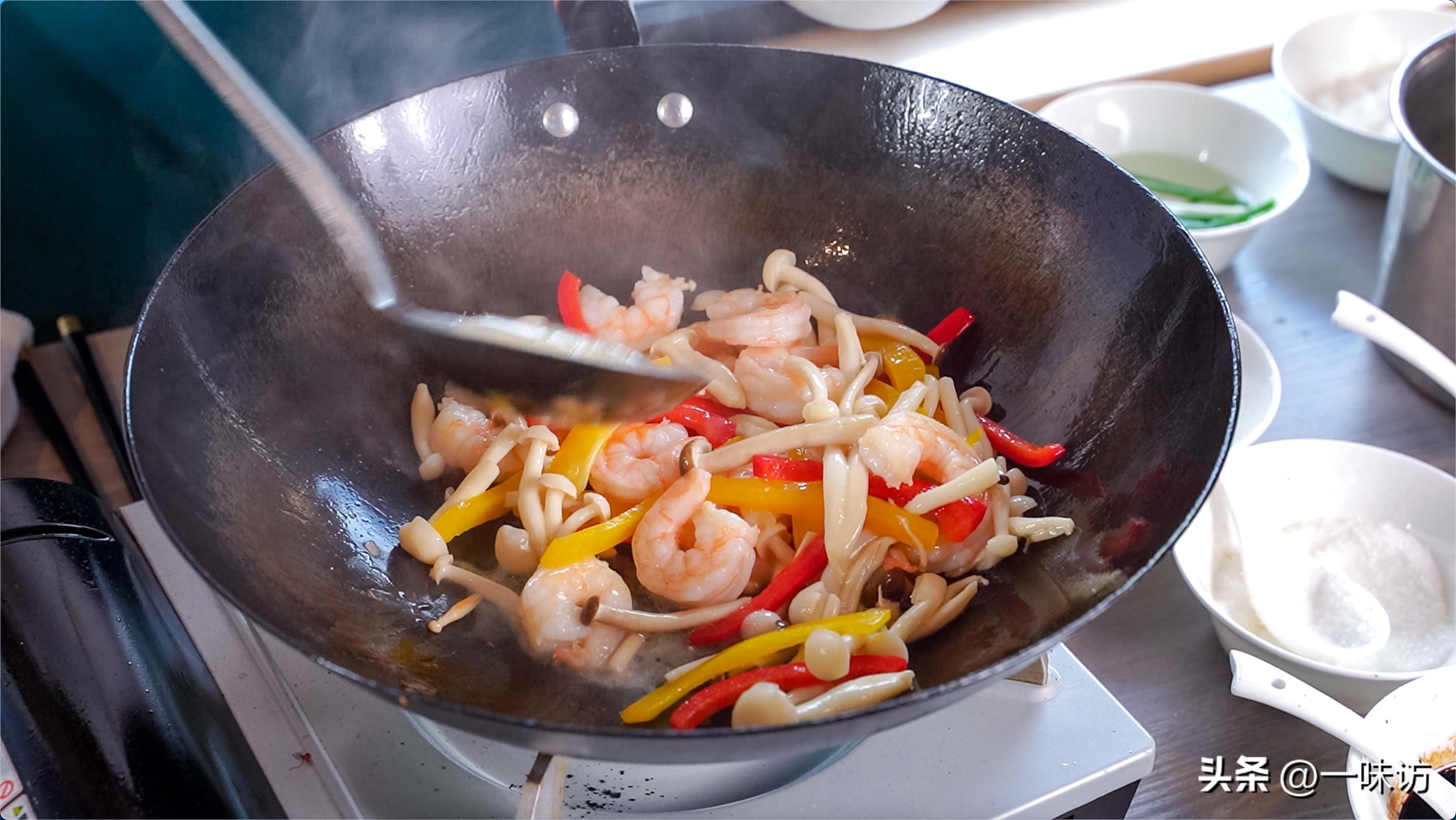 白玉菇炒肉好还是炒虾好呢,白玉菇大虾怎么做好吃