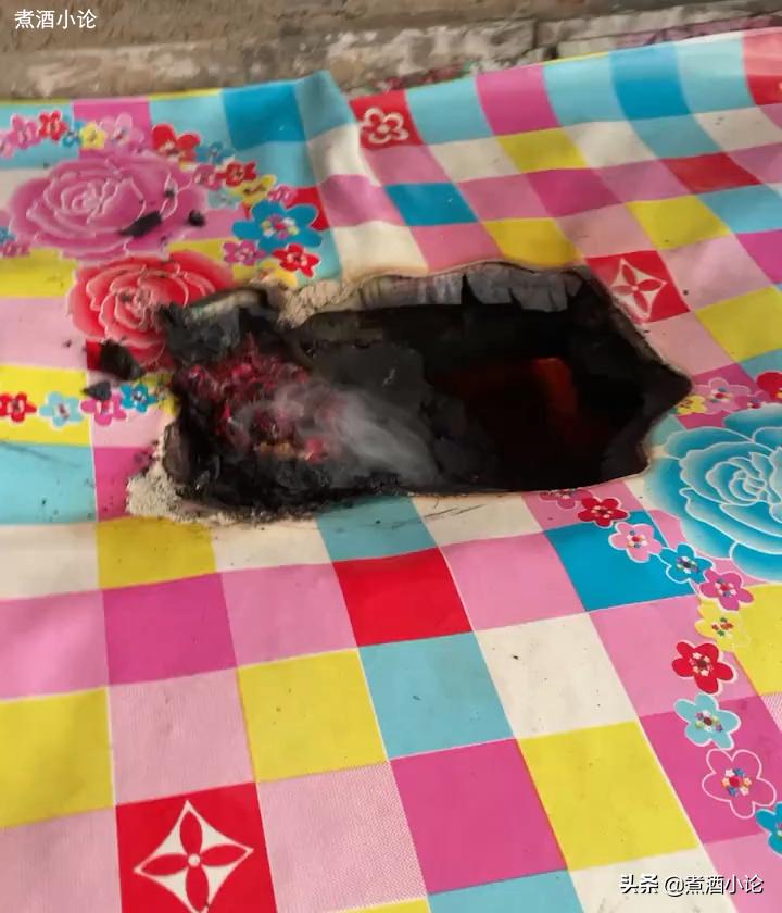 火炕烧出洞女子淡定睡觉,东北女子把炕烧塌被崩一脸灰