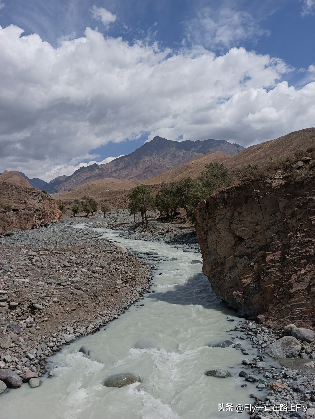 穿越博格达峰脚下冰湖之旅,徒步穿越新疆博格达峰