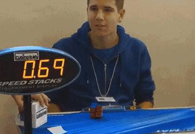 “姑娘，你知道衣服上的字是什么意思吗？”哈哈哈自信的姑娘最美