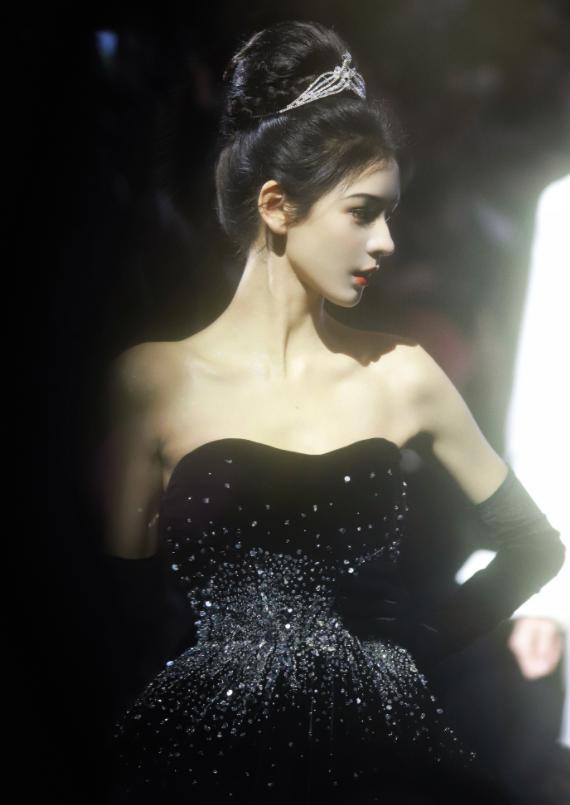 从小黑妞到“白灯泡”，吃美白药、猪蹄敷脸、全身涂粉…女星真难