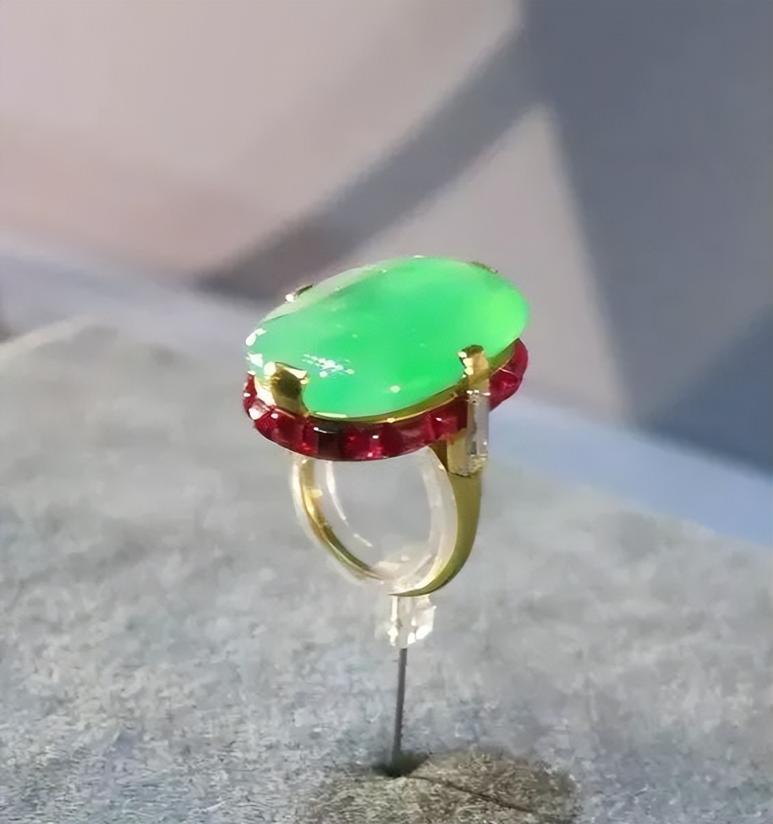 最珍贵翡翠戒指,最爱翡翠手镯的女人