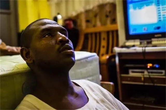 非洲“倒爷”在广州：28寸行李箱装着发财梦