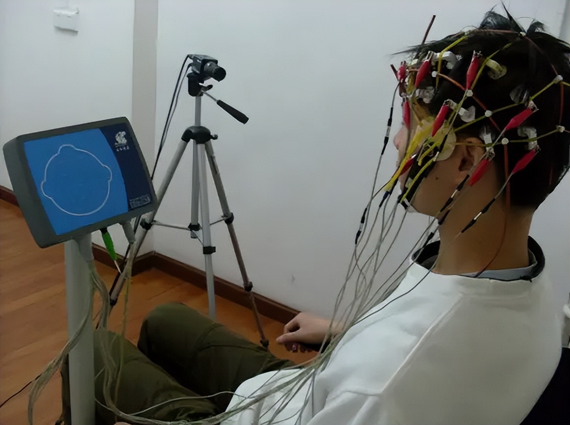 15岁男孩上课打瞌睡是怎么回事,16岁男孩上课经常犯困