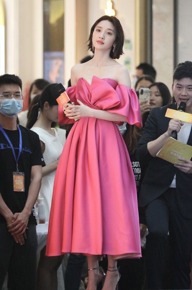 怕亮色服装翻车？记住“以色毒色”法则，轻松变街头“俏女郎”