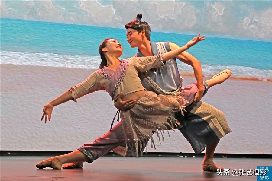 悬挂五星红旗豪华邮轮招商伊敦号，穿过百年历史尘烟再次启航