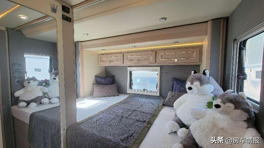 刚买的房车开回家后真的很喜欢,外观好看最舒适的房车