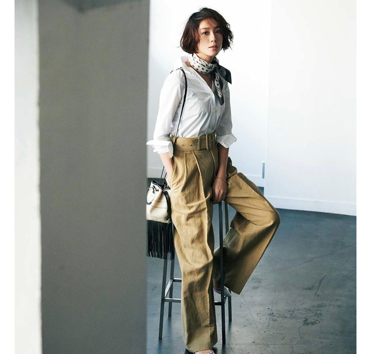 加上丝巾点缀衣服都变好看了,再好看的衣服也需要饰品的点缀