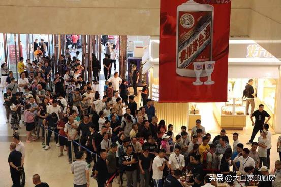 同样是茅台，美国超市卖八百，而国内四千元，网友讽刺难道美国穷