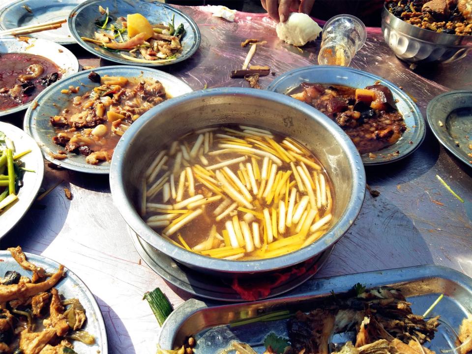 母亲再三叮嘱我回村不能开车，参加邻家婚宴后，终于明白其中奥秘