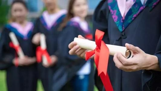 老人捡弃婴考上清华父母认亲,女子捡到弃婴7年父母找到