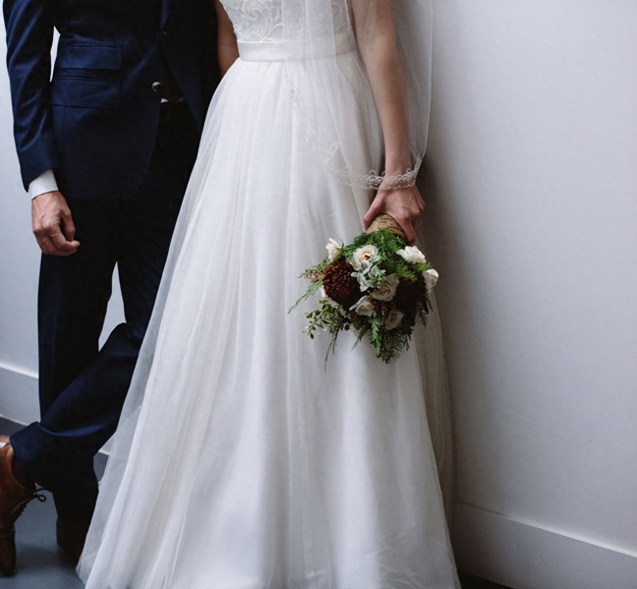 72小时不让睡觉，后背打到脱皮，女子恳求民警：他都是为我好