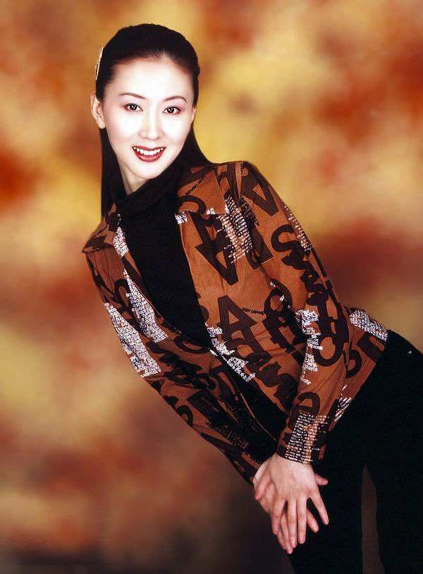 人体模特汤加丽：与丈夫离婚，遭父亲嫌弃，46岁再给父母添心病